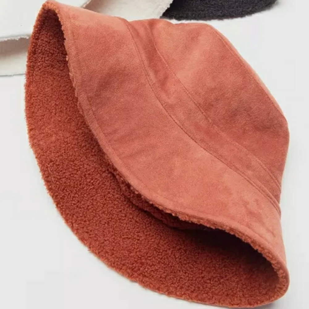 NEW UO FAUX SUEDE / SHERPA REVERSABLE BUCKET HAT - Picture 2 of 3